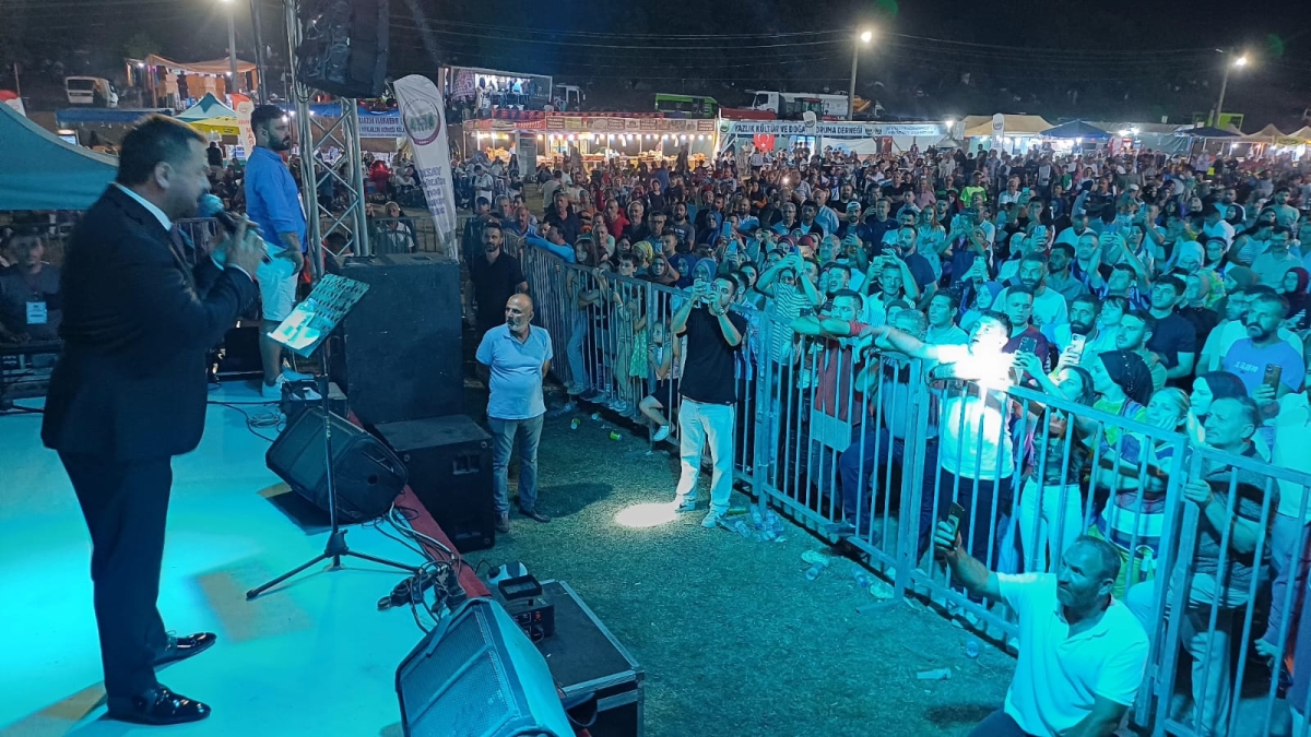 Karadeniz müziğinin güçlü sesi Şükrü Güler, 37. Geleneksel Yazlık Kadırga Şenlikleri'nde coşturdu