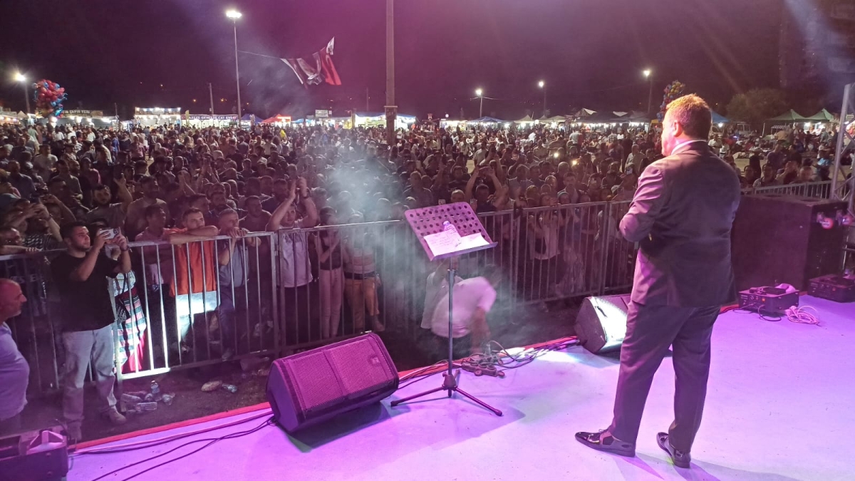 Karadeniz müziğinin güçlü sesi Şükrü Güler, 37. Geleneksel Yazlık Kadırga Şenlikleri'nde coşturdu