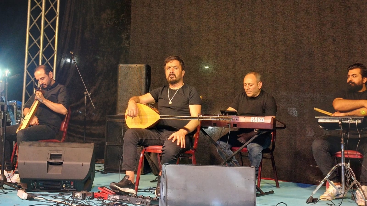 Karadeniz müziğinin güçlü sesi Şükrü Güler, 37. Geleneksel Yazlık Kadırga Şenlikleri'nde coşturdu