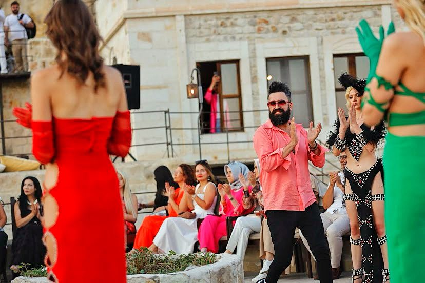 Ünlü modacı Emrullah Köroğlu’nun Fashion Week Cappadocia’daki Defilesi Göz Kamaştırdı ( İŞTE GÜNÜN ÖNE ÇIKAN FOTOĞRAF KARELERİ )
