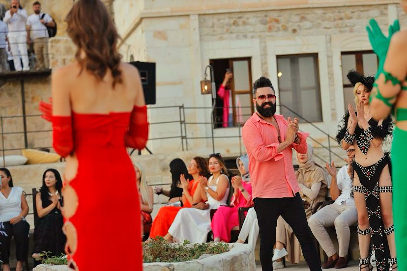 Ünlü modacı Emrullah Köroğlu’nun Fashion Week Cappadocia’daki Defilesi Göz Kamaştırdı ( İŞTE GÜNÜN ÖNE ÇIKAN FOTOĞRAF KARELERİ )