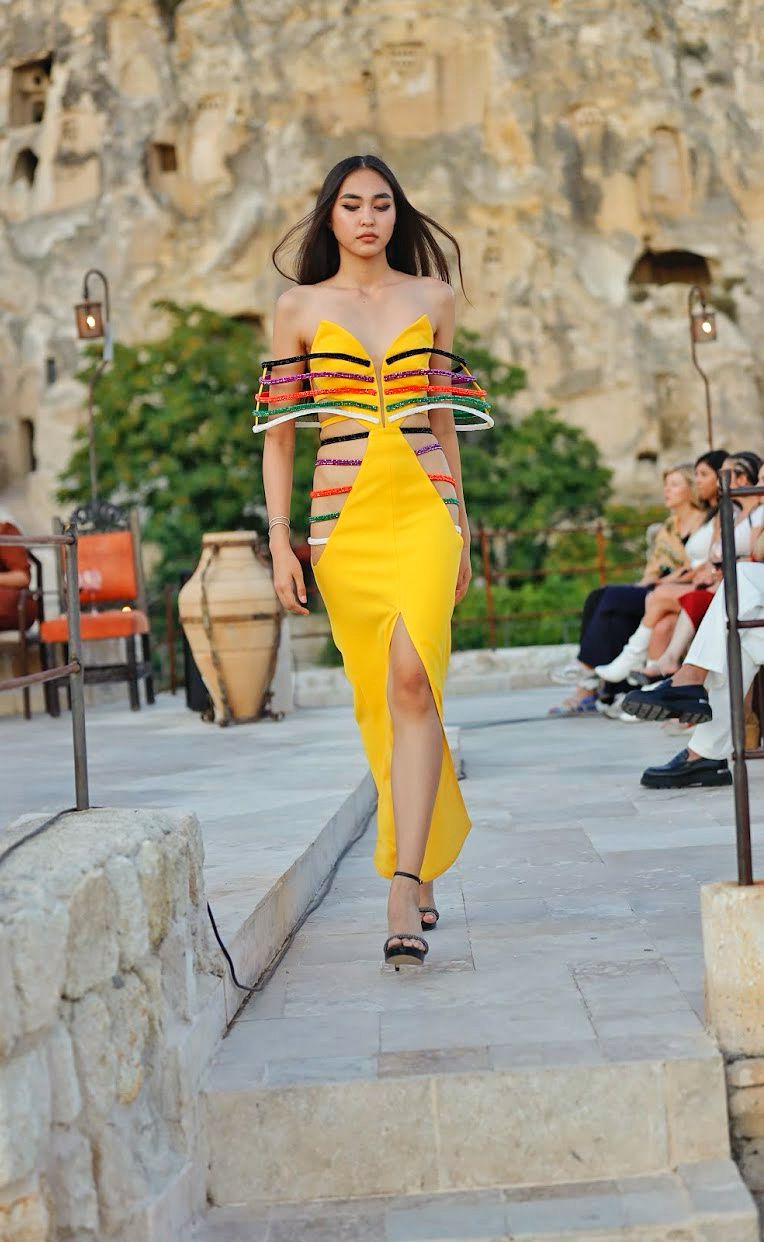 Ünlü modacı Emrullah Köroğlu’nun Fashion Week Cappadocia’daki Defilesi Göz Kamaştırdı ( İŞTE GÜNÜN ÖNE ÇIKAN FOTOĞRAF KARELERİ )