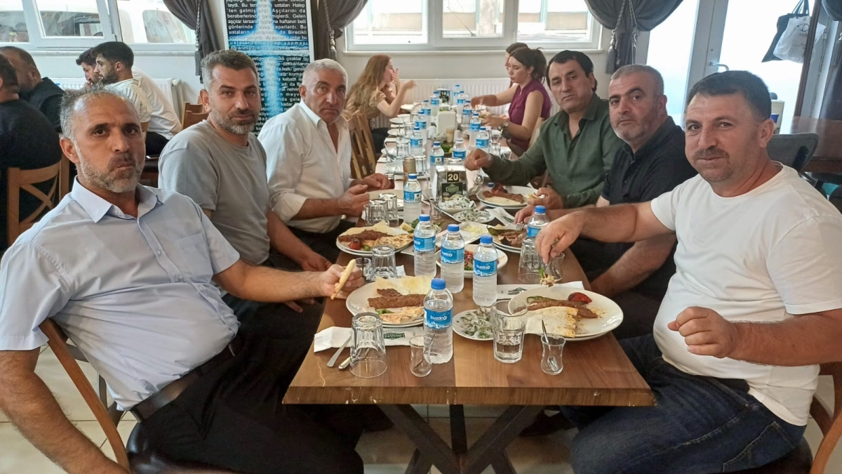 Sakarya Ağrılar Derneği Başkanı Sinan Daşdemir, Hakkı Usta'nın Adana Sofrası'nda düzenlenen öğle yemeğinde medya mensuplarıyla buluşarak başkan adaylığını duyurdu. ( İŞTE GÜNÜN ÖNE ÇIKAN FOTOĞRAF KARELERİ )