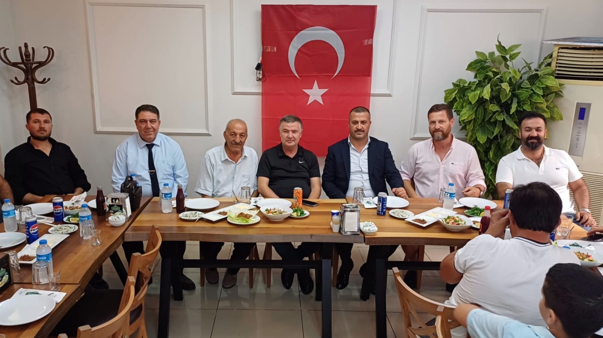 Sakarya Ağrılar Derneği Başkanı Sinan Daşdemir, Hakkı Usta'nın Adana Sofrası'nda düzenlenen öğle yemeğinde medya mensuplarıyla buluşarak başkan adaylığını duyurdu. ( İŞTE GÜNÜN ÖNE ÇIKAN FOTOĞRAF KARELERİ )