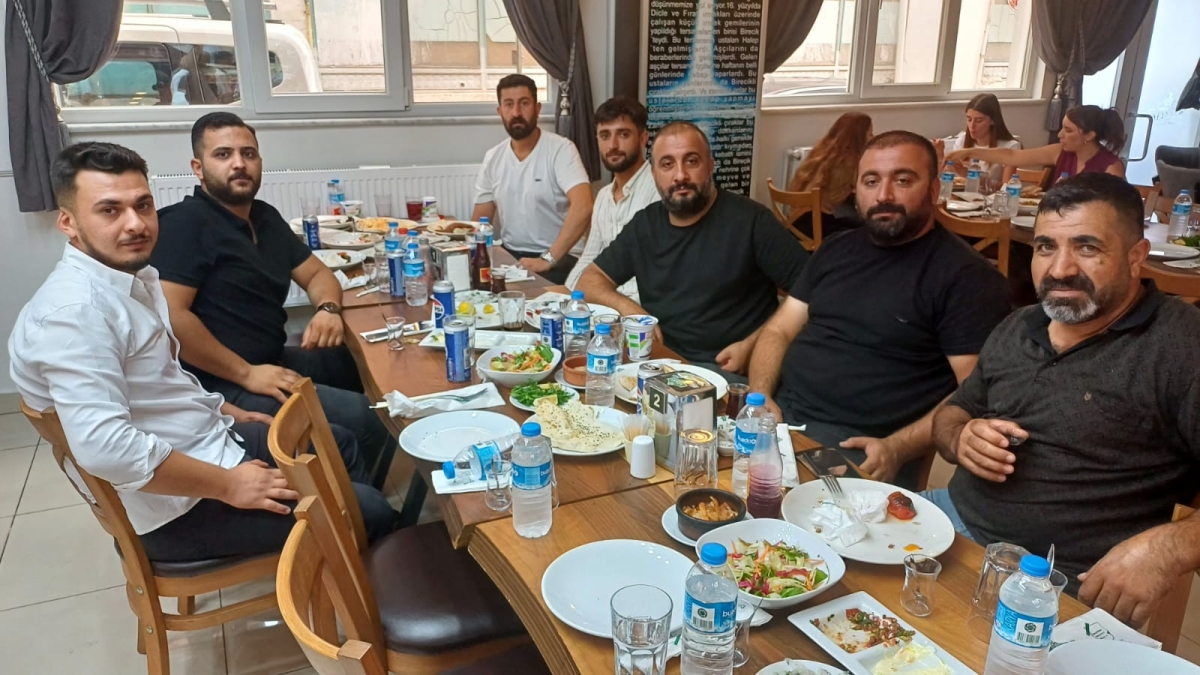 Sakarya Ağrılar Derneği Başkanı Sinan Daşdemir, Hakkı Usta'nın Adana Sofrası'nda düzenlenen öğle yemeğinde medya mensuplarıyla buluşarak başkan adaylığını duyurdu. ( İŞTE GÜNÜN ÖNE ÇIKAN FOTOĞRAF KARELERİ )