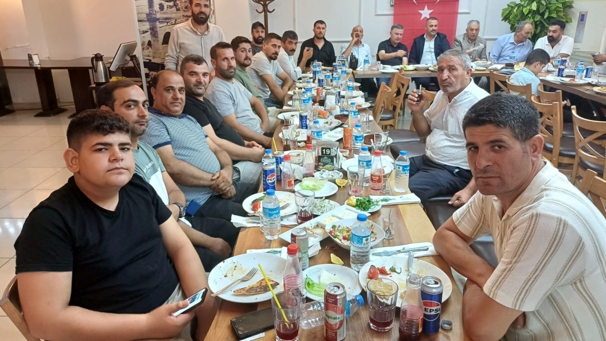 Sakarya Ağrılar Derneği Başkanı Sinan Daşdemir, Hakkı Usta'nın Adana Sofrası'nda düzenlenen öğle yemeğinde medya mensuplarıyla buluşarak başkan adaylığını duyurdu. ( İŞTE GÜNÜN ÖNE ÇIKAN FOTOĞRAF KARELERİ )