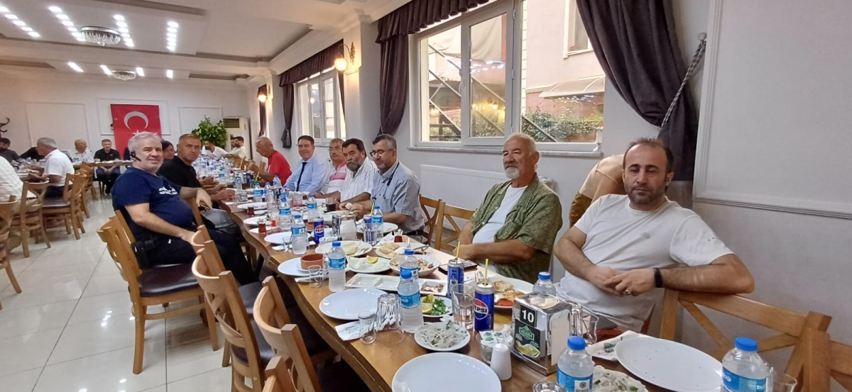 Sakarya Ağrılar Derneği Başkanı Sinan Daşdemir, Hakkı Usta'nın Adana Sofrası'nda düzenlenen öğle yemeğinde medya mensuplarıyla buluşarak başkan adaylığını duyurdu. ( İŞTE GÜNÜN ÖNE ÇIKAN FOTOĞRAF KARELERİ )