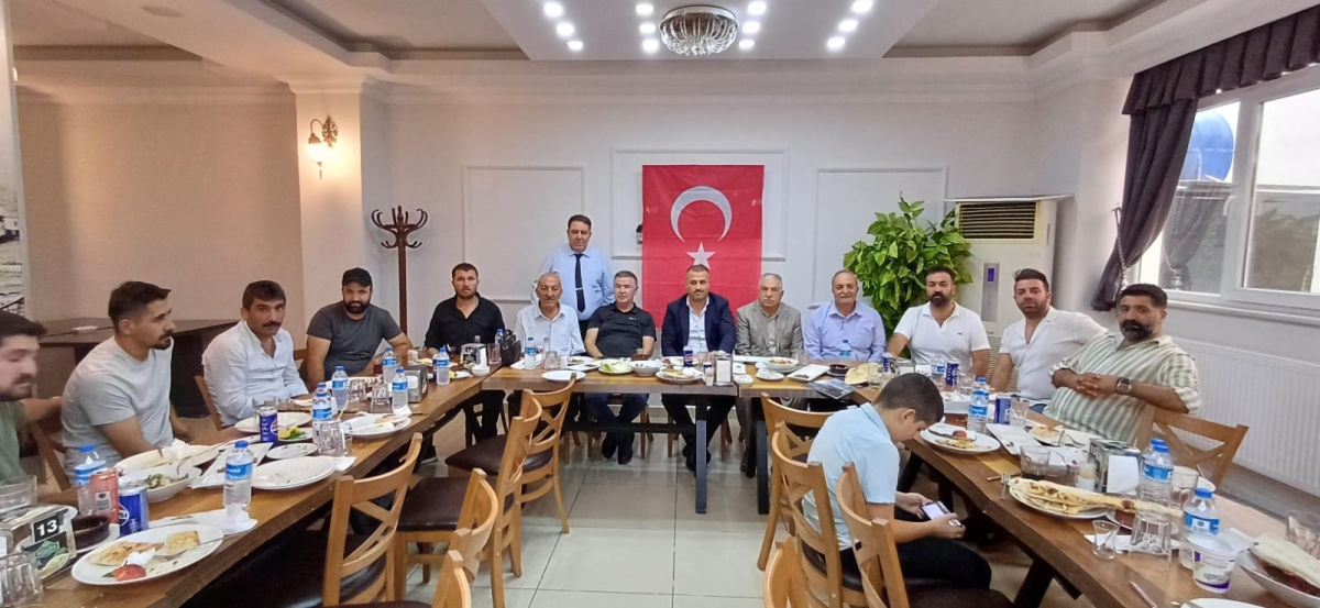 Sakarya Ağrılar Derneği Başkanı Sinan Daşdemir, Hakkı Usta'nın Adana Sofrası'nda düzenlenen öğle yemeğinde medya mensuplarıyla buluşarak başkan adaylığını duyurdu. ( İŞTE GÜNÜN ÖNE ÇIKAN FOTOĞRAF KARELERİ )