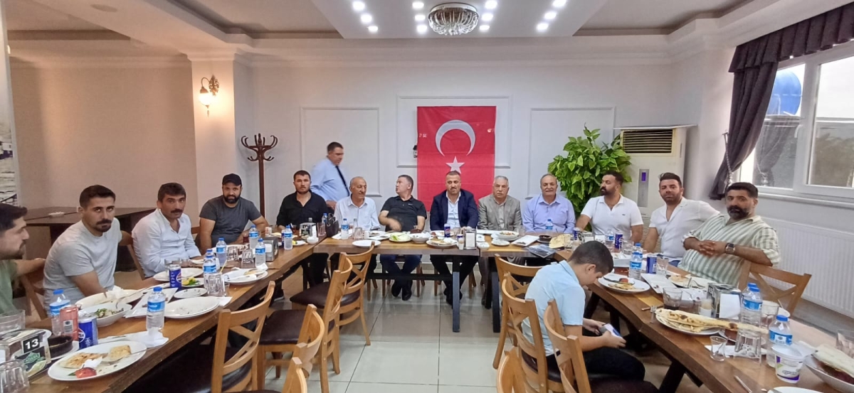 Sakarya Ağrılar Derneği Başkanı Sinan Daşdemir, Hakkı Usta'nın Adana Sofrası'nda düzenlenen öğle yemeğinde medya mensuplarıyla buluşarak başkan adaylığını duyurdu. ( İŞTE GÜNÜN ÖNE ÇIKAN FOTOĞRAF KARELERİ )
