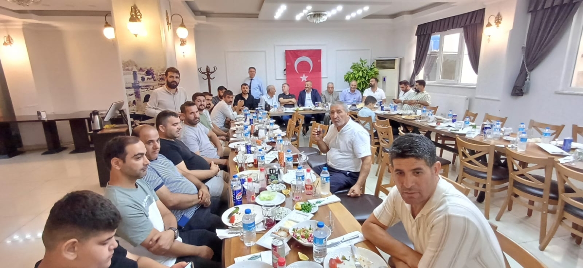 Sakarya Ağrılar Derneği Başkanı Sinan Daşdemir, Hakkı Usta'nın Adana Sofrası'nda düzenlenen öğle yemeğinde medya mensuplarıyla buluşarak başkan adaylığını duyurdu. ( İŞTE GÜNÜN ÖNE ÇIKAN FOTOĞRAF KARELERİ )