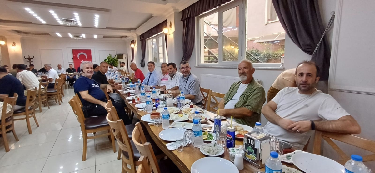 Sakarya Ağrılar Derneği Başkanı Sinan Daşdemir, Hakkı Usta'nın Adana Sofrası'nda düzenlenen öğle yemeğinde medya mensuplarıyla buluşarak başkan adaylığını duyurdu. ( İŞTE GÜNÜN ÖNE ÇIKAN FOTOĞRAF KARELERİ )