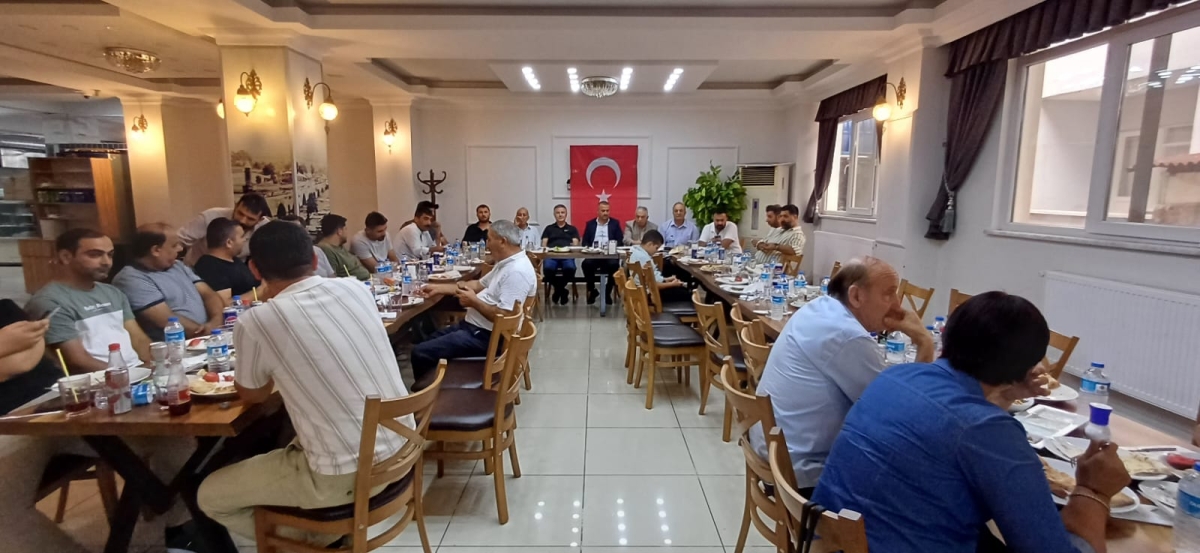 Sakarya Ağrılar Derneği Başkanı Sinan Daşdemir, Hakkı Usta'nın Adana Sofrası'nda düzenlenen öğle yemeğinde medya mensuplarıyla buluşarak başkan adaylığını duyurdu. ( İŞTE GÜNÜN ÖNE ÇIKAN FOTOĞRAF KARELERİ )