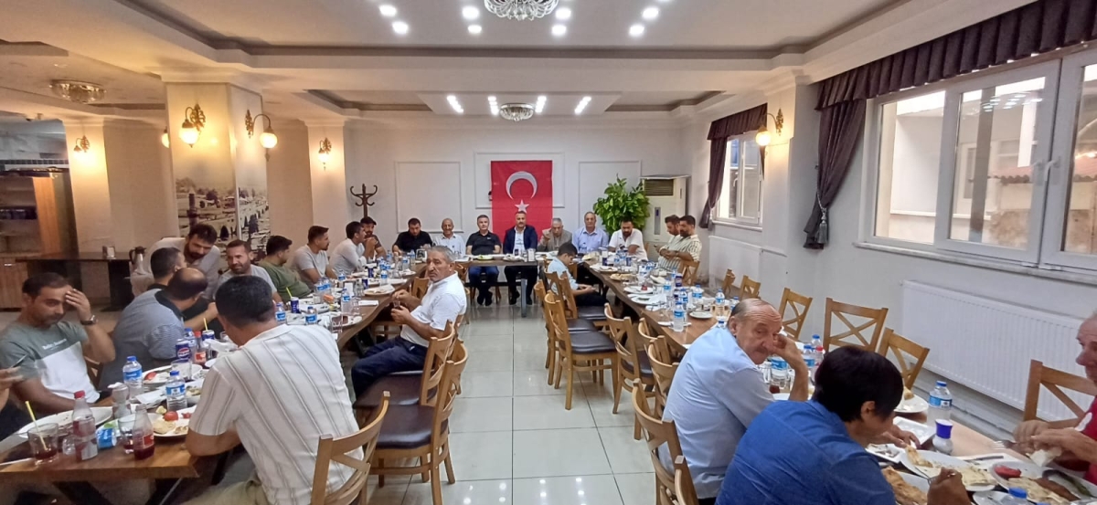 Sakarya Ağrılar Derneği Başkanı Sinan Daşdemir, Hakkı Usta'nın Adana Sofrası'nda düzenlenen öğle yemeğinde medya mensuplarıyla buluşarak başkan adaylığını duyurdu. ( İŞTE GÜNÜN ÖNE ÇIKAN FOTOĞRAF KARELERİ )