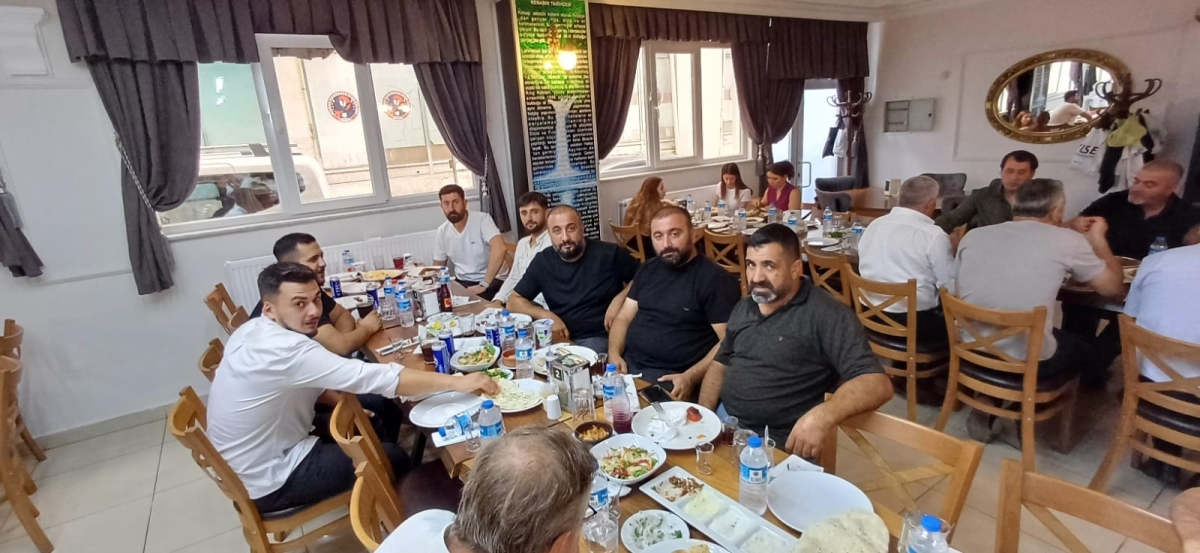 Sakarya Ağrılar Derneği Başkanı Sinan Daşdemir, Hakkı Usta'nın Adana Sofrası'nda düzenlenen öğle yemeğinde medya mensuplarıyla buluşarak başkan adaylığını duyurdu. ( İŞTE GÜNÜN ÖNE ÇIKAN FOTOĞRAF KARELERİ )