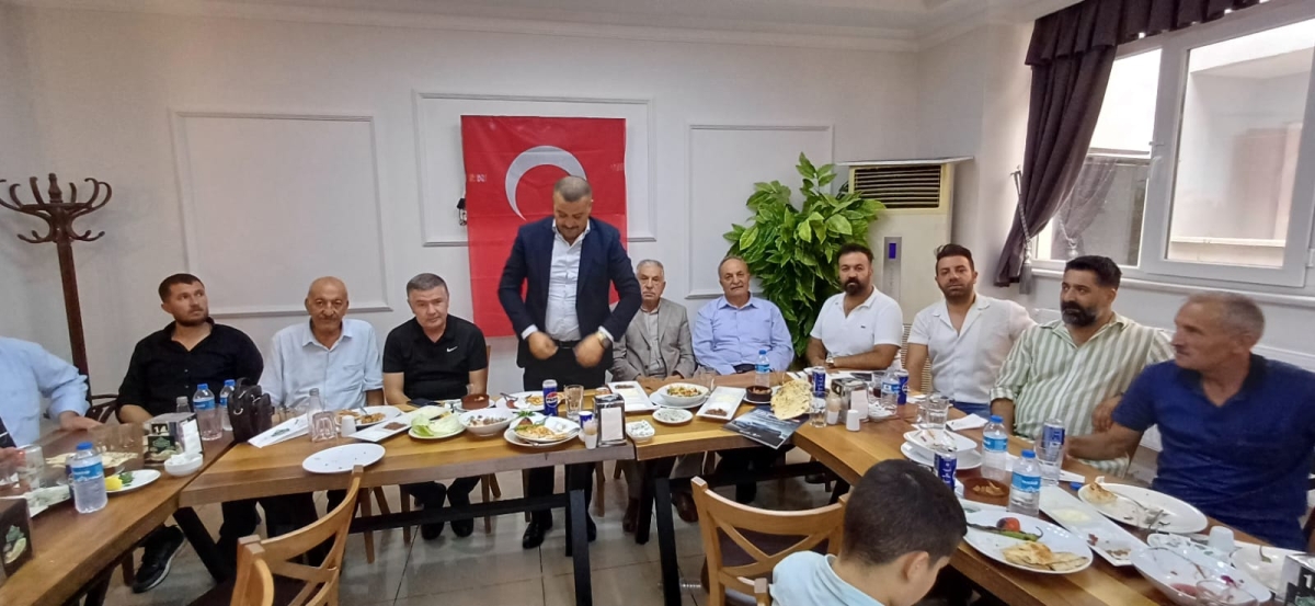 Sakarya Ağrılar Derneği Başkanı Sinan Daşdemir, Hakkı Usta'nın Adana Sofrası'nda düzenlenen öğle yemeğinde medya mensuplarıyla buluşarak başkan adaylığını duyurdu. ( İŞTE GÜNÜN ÖNE ÇIKAN FOTOĞRAF KARELERİ )