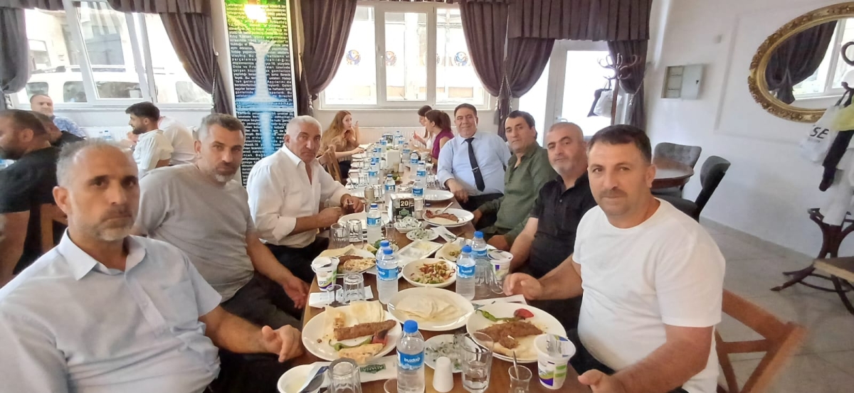 Sakarya Ağrılar Derneği Başkanı Sinan Daşdemir, Hakkı Usta'nın Adana Sofrası'nda düzenlenen öğle yemeğinde medya mensuplarıyla buluşarak başkan adaylığını duyurdu. ( İŞTE GÜNÜN ÖNE ÇIKAN FOTOĞRAF KARELERİ )