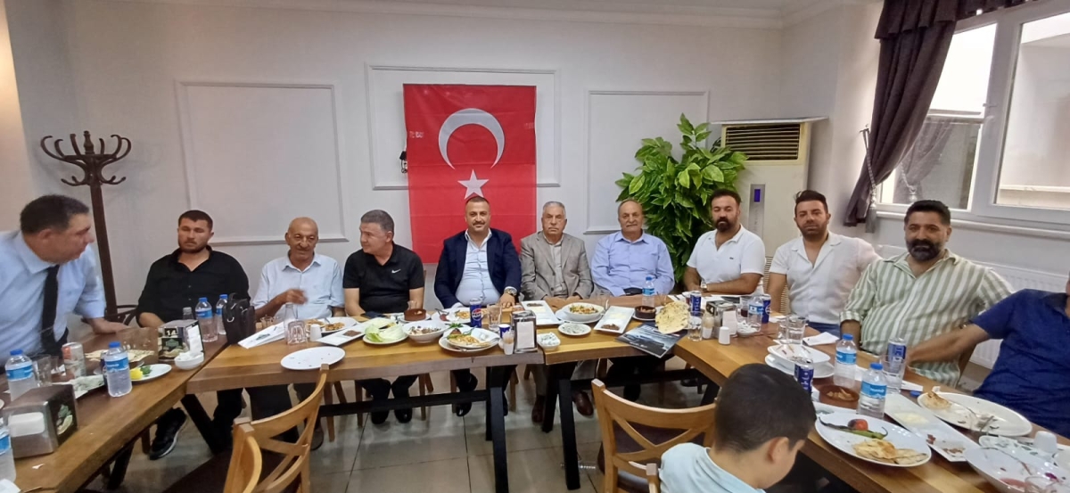 Sakarya Ağrılar Derneği Başkanı Sinan Daşdemir, Hakkı Usta'nın Adana Sofrası'nda düzenlenen öğle yemeğinde medya mensuplarıyla buluşarak başkan adaylığını duyurdu. ( İŞTE GÜNÜN ÖNE ÇIKAN FOTOĞRAF KARELERİ )
