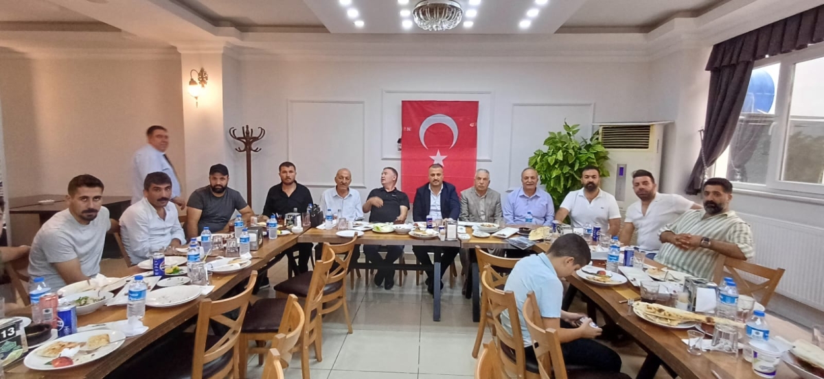 Sakarya Ağrılar Derneği Başkanı Sinan Daşdemir, Hakkı Usta'nın Adana Sofrası'nda düzenlenen öğle yemeğinde medya mensuplarıyla buluşarak başkan adaylığını duyurdu. ( İŞTE GÜNÜN ÖNE ÇIKAN FOTOĞRAF KARELERİ )