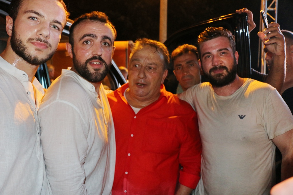 Değirmendere'de Karadeniz Fırtınası! Ünlü sanatçı İsmail Türüt'le coşkulu başladı. ( İŞTE GÜNÜN ÖNE ÇIKAN FOTOĞRAF KARELERİ )