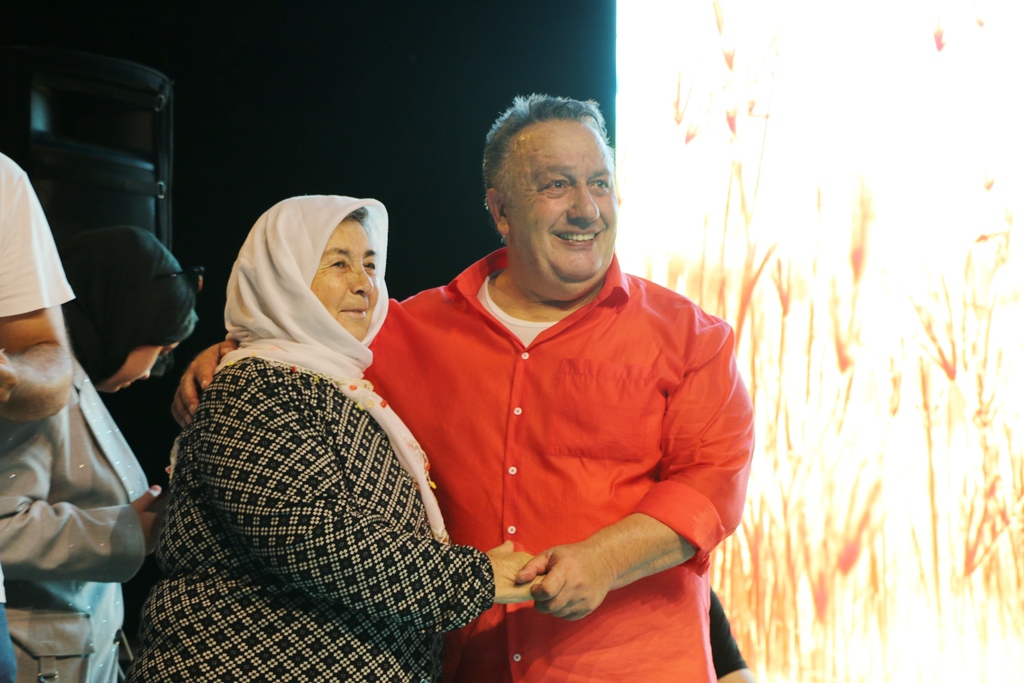 Değirmendere'de Karadeniz Fırtınası! Ünlü sanatçı İsmail Türüt'le coşkulu başladı. ( İŞTE GÜNÜN ÖNE ÇIKAN FOTOĞRAF KARELERİ )