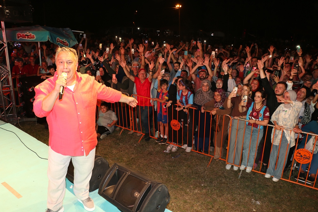 Değirmendere'de Karadeniz Fırtınası! Ünlü sanatçı İsmail Türüt'le coşkulu başladı. ( İŞTE GÜNÜN ÖNE ÇIKAN FOTOĞRAF KARELERİ )