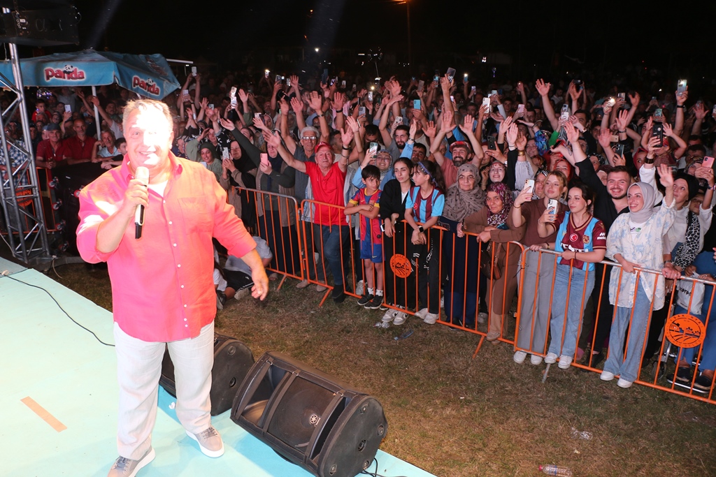 Değirmendere'de Karadeniz Fırtınası! Ünlü sanatçı İsmail Türüt'le coşkulu başladı. ( İŞTE GÜNÜN ÖNE ÇIKAN FOTOĞRAF KARELERİ )