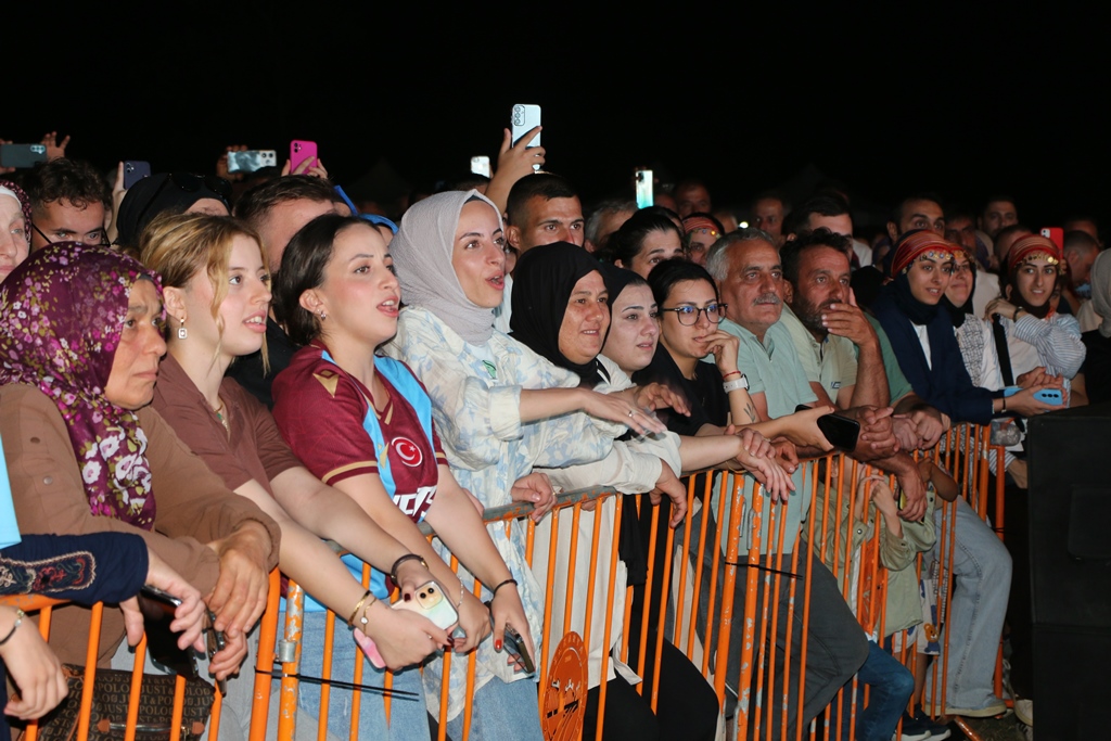Değirmendere'de Karadeniz Fırtınası! Ünlü sanatçı İsmail Türüt'le coşkulu başladı. ( İŞTE GÜNÜN ÖNE ÇIKAN FOTOĞRAF KARELERİ )