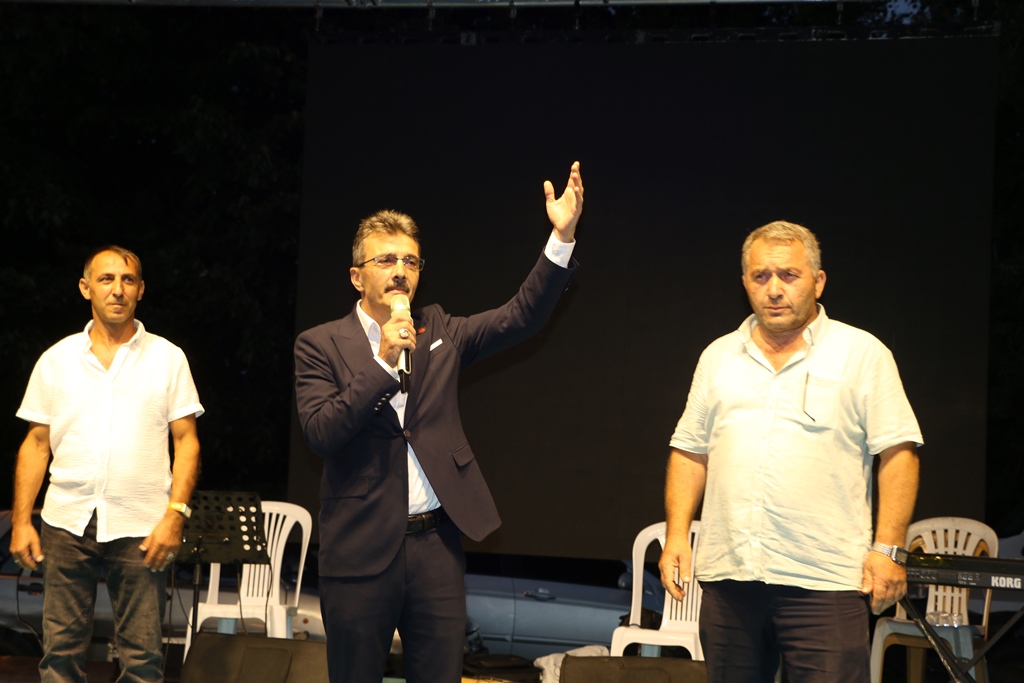 Değirmendere'de Karadeniz Fırtınası! Ünlü sanatçı İsmail Türüt'le coşkulu başladı. ( İŞTE GÜNÜN ÖNE ÇIKAN FOTOĞRAF KARELERİ )