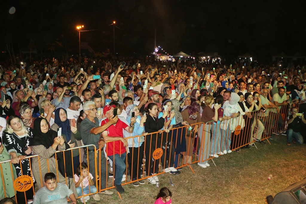 Değirmendere'de Karadeniz Fırtınası! Ünlü sanatçı İsmail Türüt'le coşkulu başladı. ( İŞTE GÜNÜN ÖNE ÇIKAN FOTOĞRAF KARELERİ )