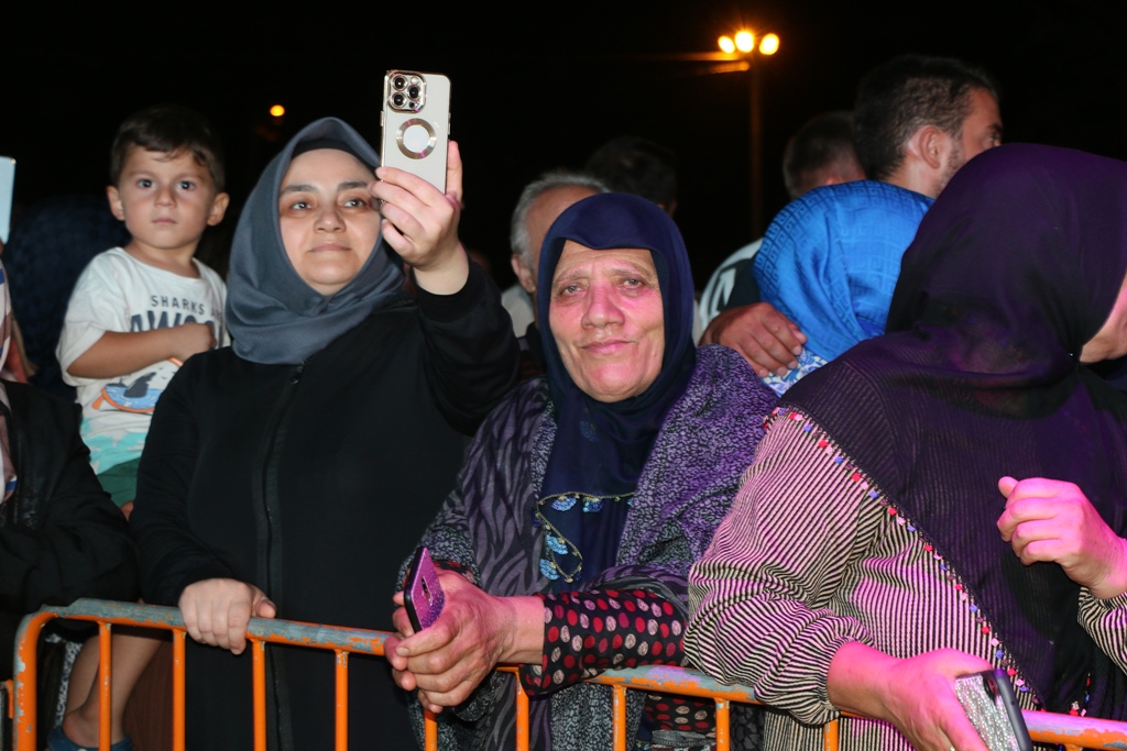 Değirmendere'de Karadeniz Fırtınası! Ünlü sanatçı İsmail Türüt'le coşkulu başladı. ( İŞTE GÜNÜN ÖNE ÇIKAN FOTOĞRAF KARELERİ )