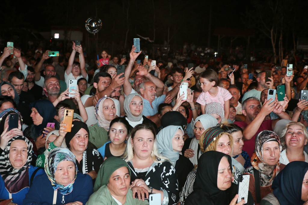 Değirmendere'de Karadeniz Fırtınası! Ünlü sanatçı İsmail Türüt'le coşkulu başladı. ( İŞTE GÜNÜN ÖNE ÇIKAN FOTOĞRAF KARELERİ )