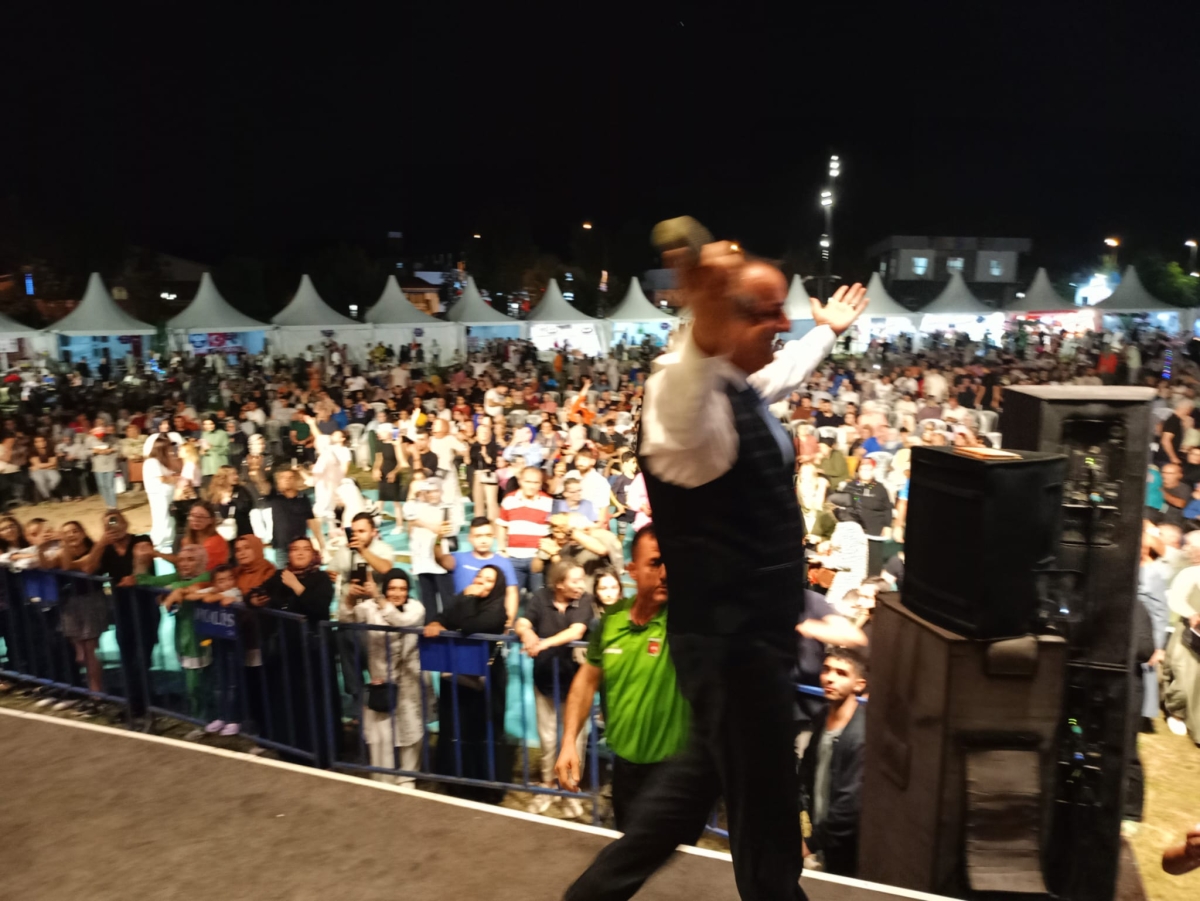 Oflu KADİR Sakarya Kültür Sanat Festivali kapsamında düzenlenen hemşeri buluşmaları Kafkas ve Karadeniz kültürünü Millet Bahçesinde Sakarya'yı Salladı, ( İŞTE GÜNÜN ÖNE ÇIKAN FOTOĞRAF KARELERİ )