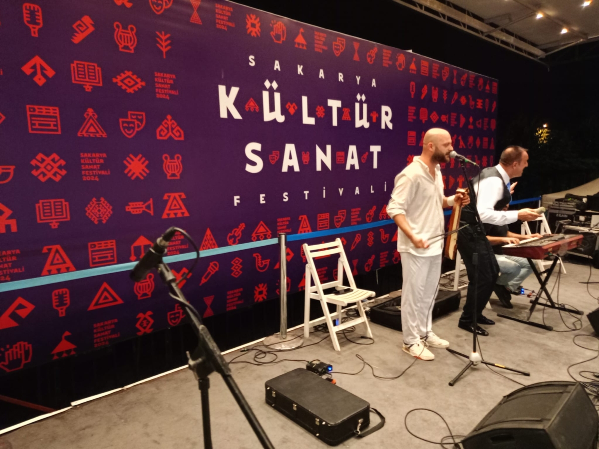 Oflu KADİR Sakarya Kültür Sanat Festivali kapsamında düzenlenen hemşeri buluşmaları Kafkas ve Karadeniz kültürünü Millet Bahçesinde Sakarya'yı Salladı, ( İŞTE GÜNÜN ÖNE ÇIKAN FOTOĞRAF KARELERİ )