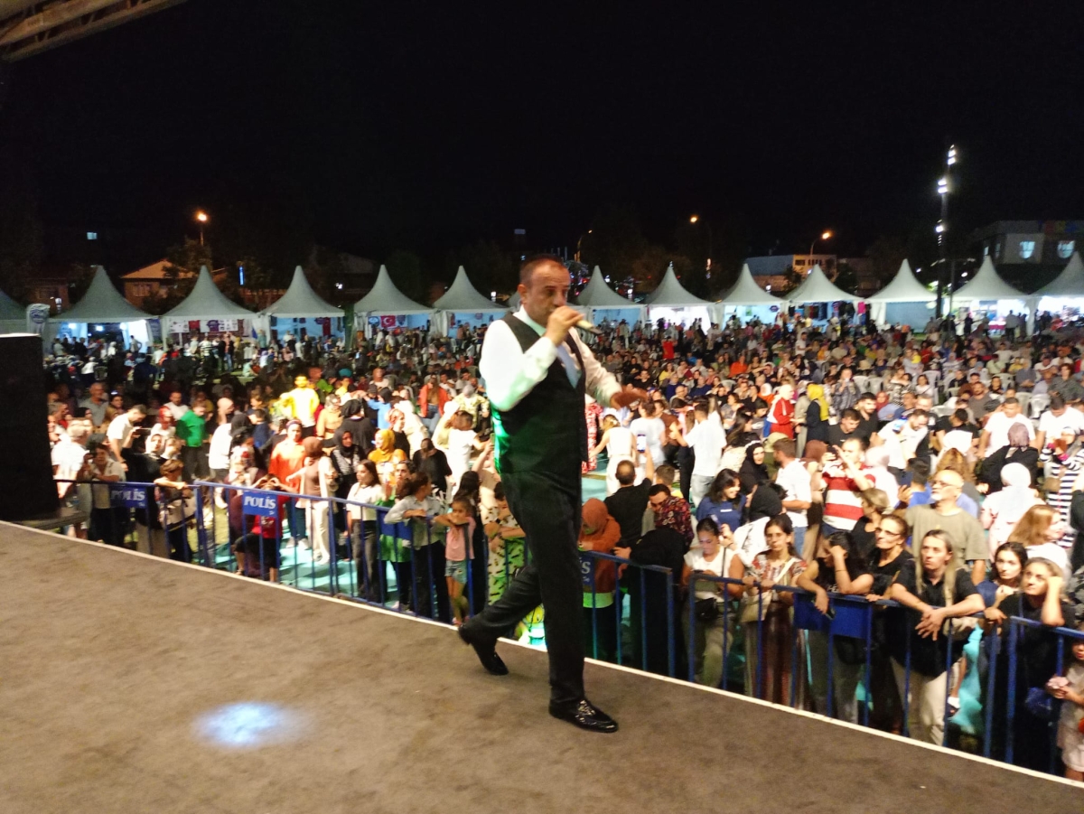 Oflu KADİR Sakarya Kültür Sanat Festivali kapsamında düzenlenen hemşeri buluşmaları Kafkas ve Karadeniz kültürünü Millet Bahçesinde Sakarya'yı Salladı, ( İŞTE GÜNÜN ÖNE ÇIKAN FOTOĞRAF KARELERİ )