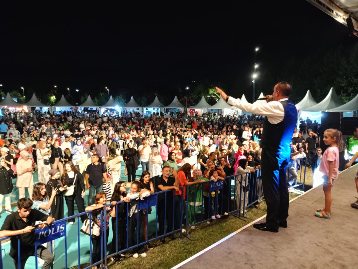 Oflu KADİR Sakarya Kültür Sanat Festivali kapsamında düzenlenen hemşeri buluşmaları Kafkas ve Karadeniz kültürünü Millet Bahçesinde Sakarya'yı Salladı, ( İŞTE GÜNÜN ÖNE ÇIKAN FOTOĞRAF KARELERİ )