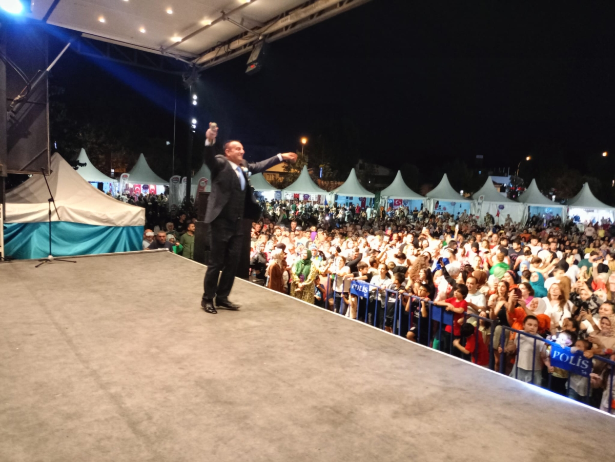Oflu KADİR Sakarya Kültür Sanat Festivali kapsamında düzenlenen hemşeri buluşmaları Kafkas ve Karadeniz kültürünü Millet Bahçesinde Sakarya'yı Salladı, ( İŞTE GÜNÜN ÖNE ÇIKAN FOTOĞRAF KARELERİ )