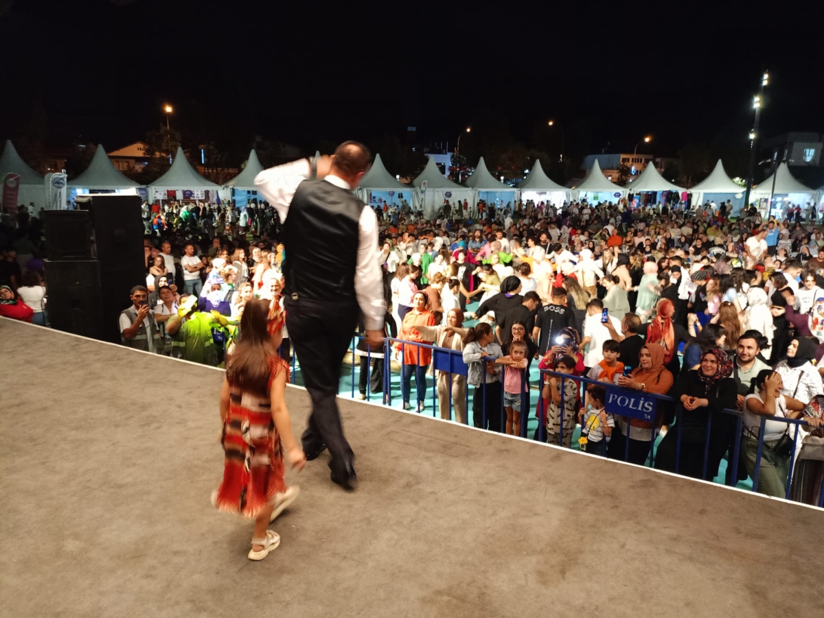 Oflu KADİR Sakarya Kültür Sanat Festivali kapsamında düzenlenen hemşeri buluşmaları Kafkas ve Karadeniz kültürünü Millet Bahçesinde Sakarya'yı Salladı, ( İŞTE GÜNÜN ÖNE ÇIKAN FOTOĞRAF KARELERİ )
