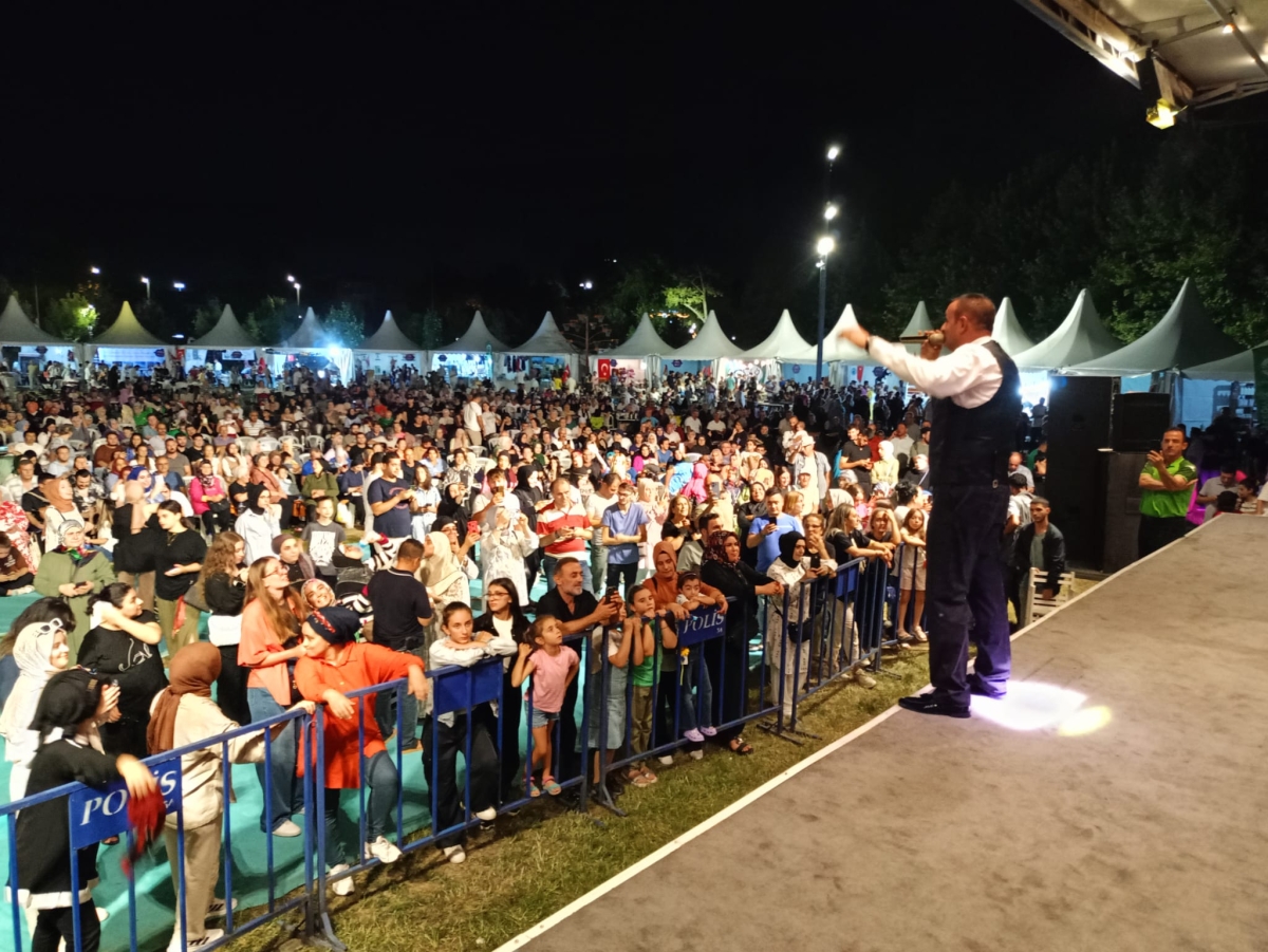 Oflu KADİR Sakarya Kültür Sanat Festivali kapsamında düzenlenen hemşeri buluşmaları Kafkas ve Karadeniz kültürünü Millet Bahçesinde Sakarya'yı Salladı, ( İŞTE GÜNÜN ÖNE ÇIKAN FOTOĞRAF KARELERİ )