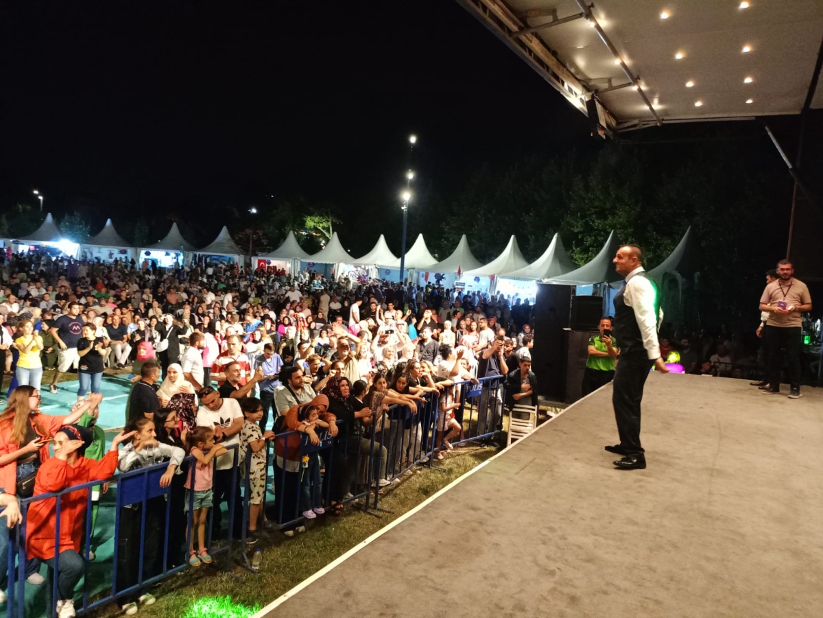 Oflu KADİR Sakarya Kültür Sanat Festivali kapsamında düzenlenen hemşeri buluşmaları Kafkas ve Karadeniz kültürünü Millet Bahçesinde Sakarya'yı Salladı, ( İŞTE GÜNÜN ÖNE ÇIKAN FOTOĞRAF KARELERİ )