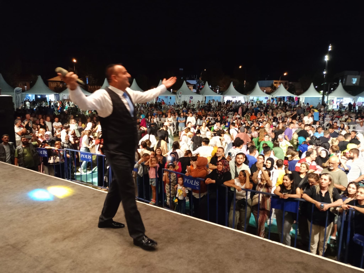 Oflu KADİR Sakarya Kültür Sanat Festivali kapsamında düzenlenen hemşeri buluşmaları Kafkas ve Karadeniz kültürünü Millet Bahçesinde Sakarya'yı Salladı, ( İŞTE GÜNÜN ÖNE ÇIKAN FOTOĞRAF KARELERİ )