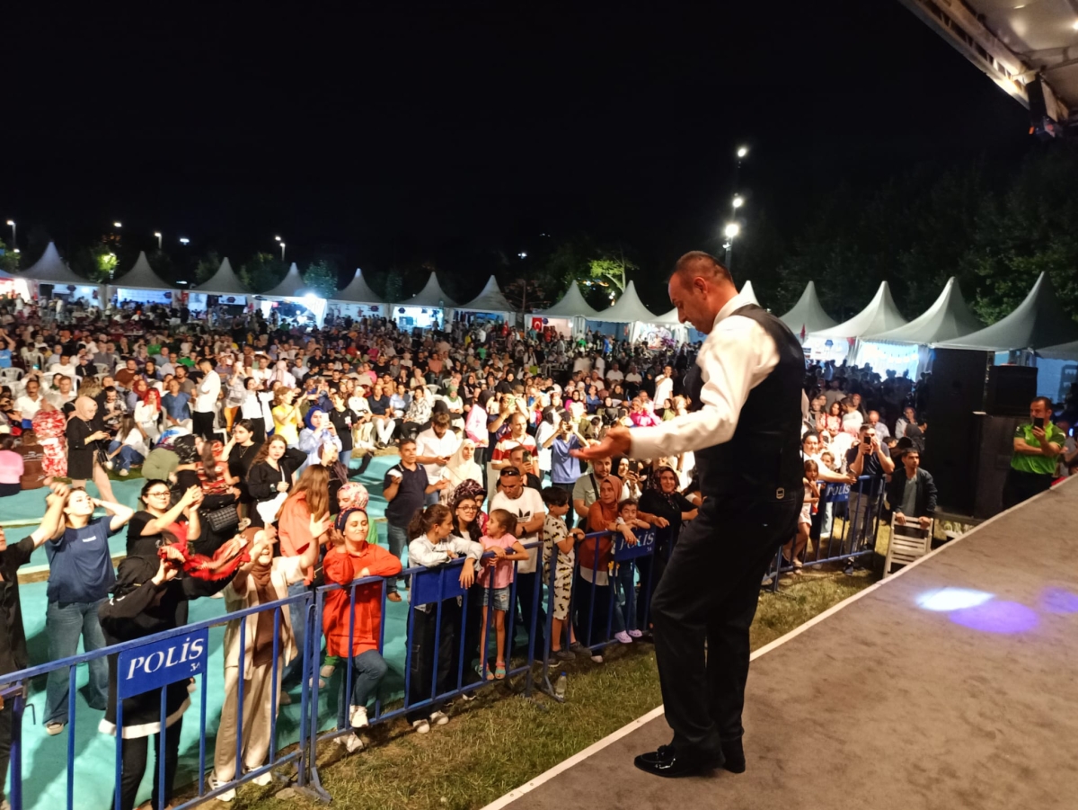 Oflu KADİR Sakarya Kültür Sanat Festivali kapsamında düzenlenen hemşeri buluşmaları Kafkas ve Karadeniz kültürünü Millet Bahçesinde Sakarya'yı Salladı, ( İŞTE GÜNÜN ÖNE ÇIKAN FOTOĞRAF KARELERİ )