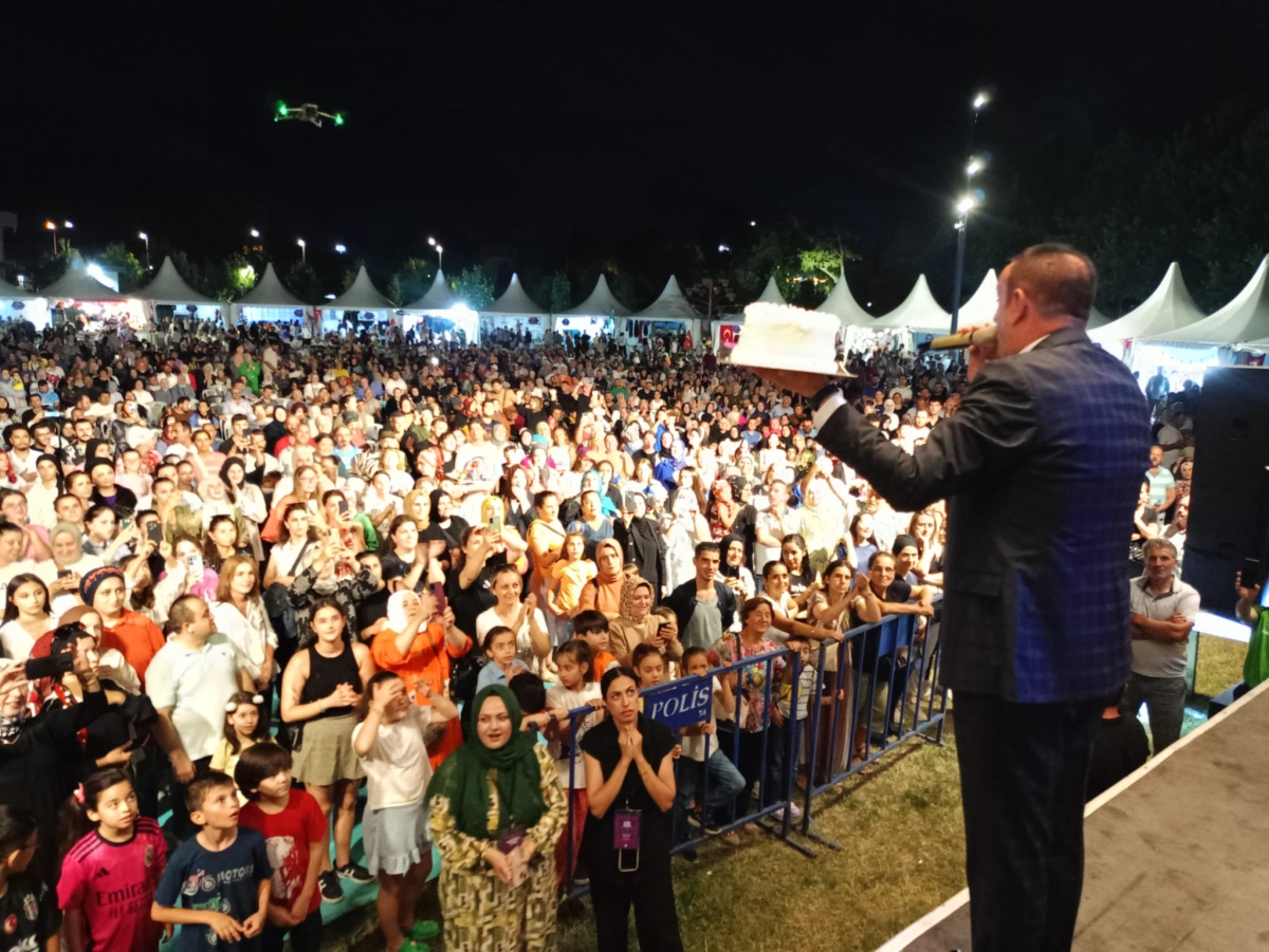 Oflu KADİR Sakarya Kültür Sanat Festivali kapsamında düzenlenen hemşeri buluşmaları Kafkas ve Karadeniz kültürünü Millet Bahçesinde Sakarya'yı Salladı, ( İŞTE GÜNÜN ÖNE ÇIKAN FOTOĞRAF KARELERİ )