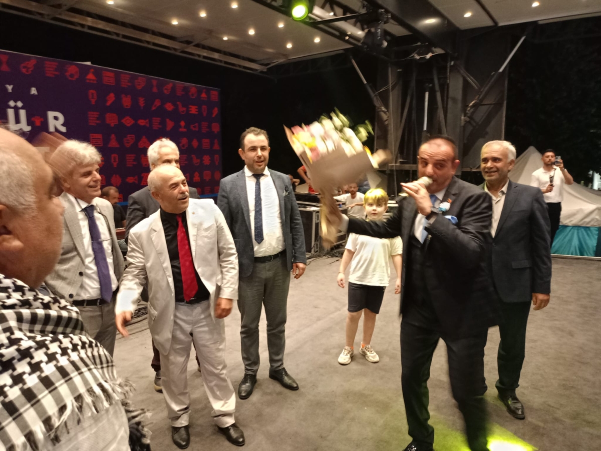 Oflu KADİR Sakarya Kültür Sanat Festivali kapsamında düzenlenen hemşeri buluşmaları Kafkas ve Karadeniz kültürünü Millet Bahçesinde Sakarya'yı Salladı, ( İŞTE GÜNÜN ÖNE ÇIKAN FOTOĞRAF KARELERİ )