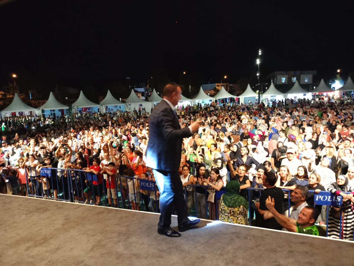 Oflu KADİR Sakarya Kültür Sanat Festivali kapsamında düzenlenen hemşeri buluşmaları Kafkas ve Karadeniz kültürünü Millet Bahçesinde Sakarya'yı Salladı, ( İŞTE GÜNÜN ÖNE ÇIKAN FOTOĞRAF KARELERİ )