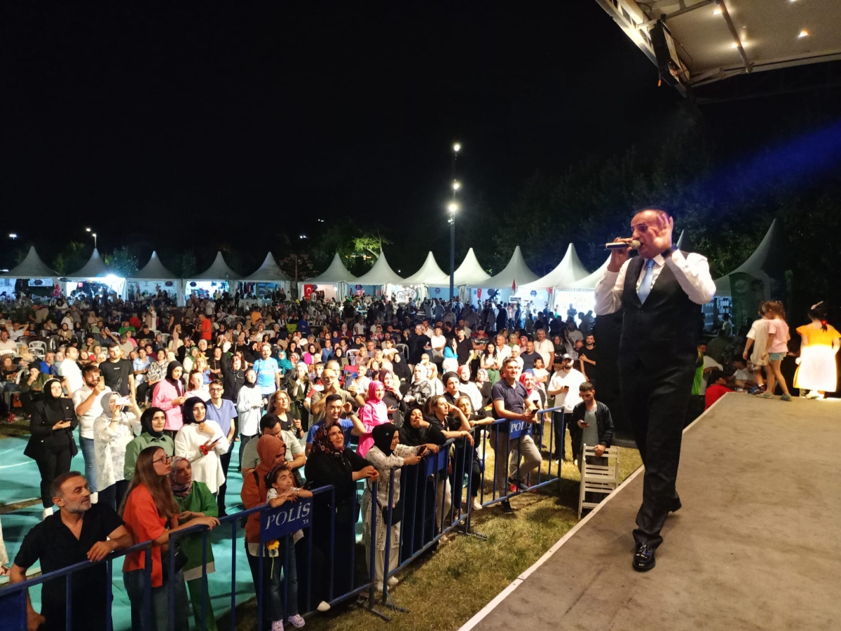 Oflu KADİR Sakarya Kültür Sanat Festivali kapsamında düzenlenen hemşeri buluşmaları Kafkas ve Karadeniz kültürünü Millet Bahçesinde Sakarya'yı Salladı, ( İŞTE GÜNÜN ÖNE ÇIKAN FOTOĞRAF KARELERİ )