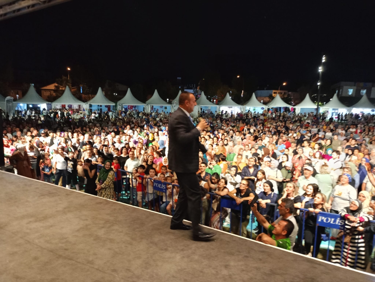 Oflu KADİR Sakarya Kültür Sanat Festivali kapsamında düzenlenen hemşeri buluşmaları Kafkas ve Karadeniz kültürünü Millet Bahçesinde Sakarya'yı Salladı, ( İŞTE GÜNÜN ÖNE ÇIKAN FOTOĞRAF KARELERİ )