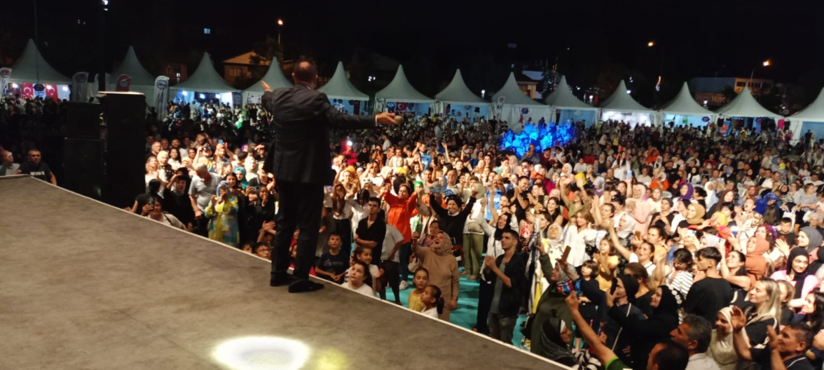 Oflu KADİR Sakarya Kültür Sanat Festivali kapsamında düzenlenen hemşeri buluşmaları Kafkas ve Karadeniz kültürünü Millet Bahçesinde Sakarya'yı Salladı, ( İŞTE GÜNÜN ÖNE ÇIKAN FOTOĞRAF KARELERİ )