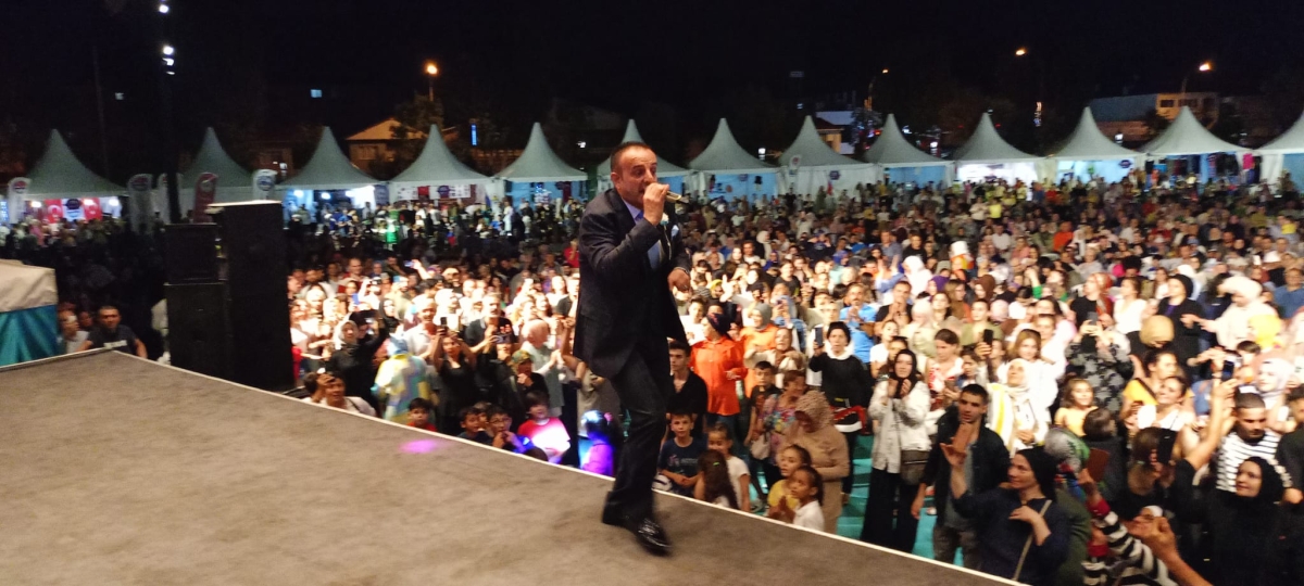 Oflu KADİR Sakarya Kültür Sanat Festivali kapsamında düzenlenen hemşeri buluşmaları Kafkas ve Karadeniz kültürünü Millet Bahçesinde Sakarya'yı Salladı, ( İŞTE GÜNÜN ÖNE ÇIKAN FOTOĞRAF KARELERİ )