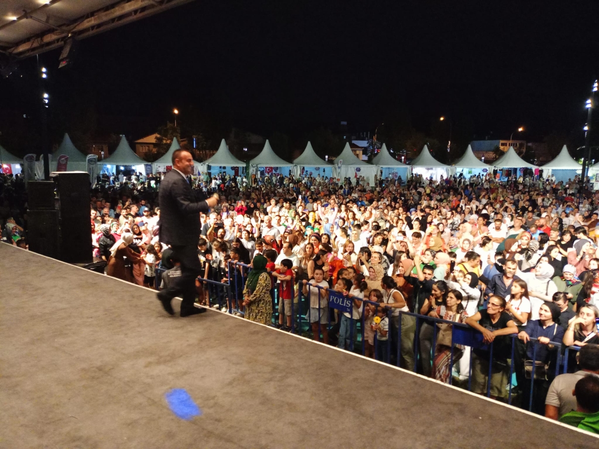 Oflu KADİR Sakarya Kültür Sanat Festivali kapsamında düzenlenen hemşeri buluşmaları Kafkas ve Karadeniz kültürünü Millet Bahçesinde Sakarya'yı Salladı, ( İŞTE GÜNÜN ÖNE ÇIKAN FOTOĞRAF KARELERİ )