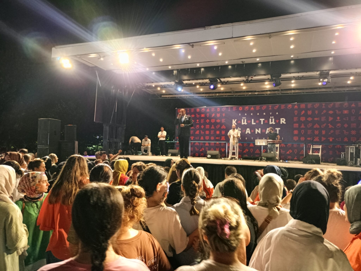 Oflu KADİR Sakarya Kültür Sanat Festivali kapsamında düzenlenen hemşeri buluşmaları Kafkas ve Karadeniz kültürünü Millet Bahçesinde Sakarya'yı Salladı, ( İŞTE GÜNÜN ÖNE ÇIKAN FOTOĞRAF KARELERİ )
